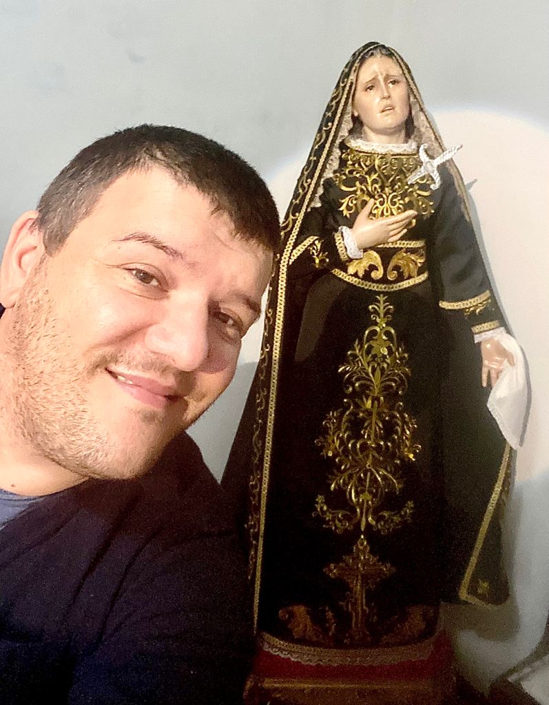 Una Madonna Addolorata esposta in chiesa