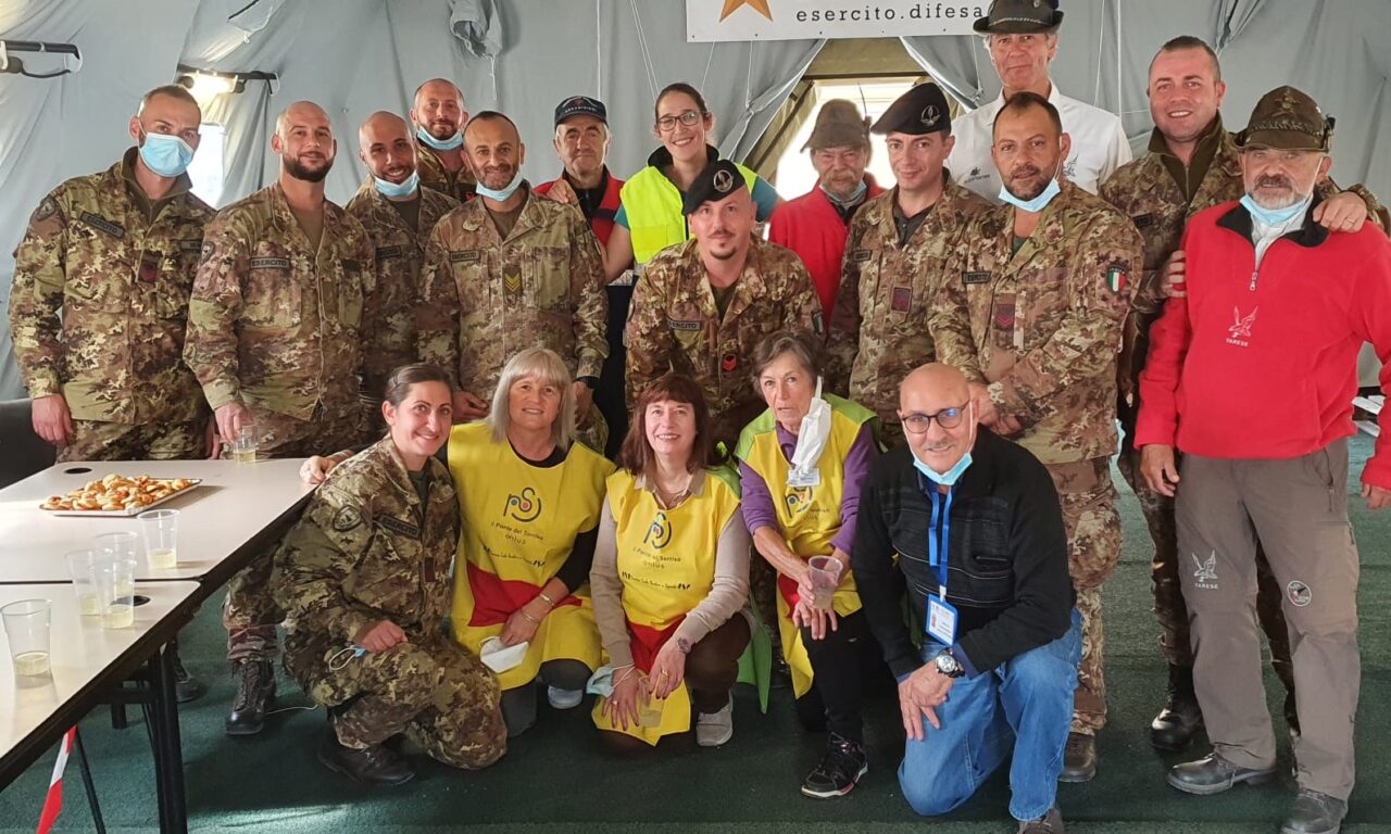 Piccola festa per i militari della Schiranna prima della chiusura del centro vaccinale