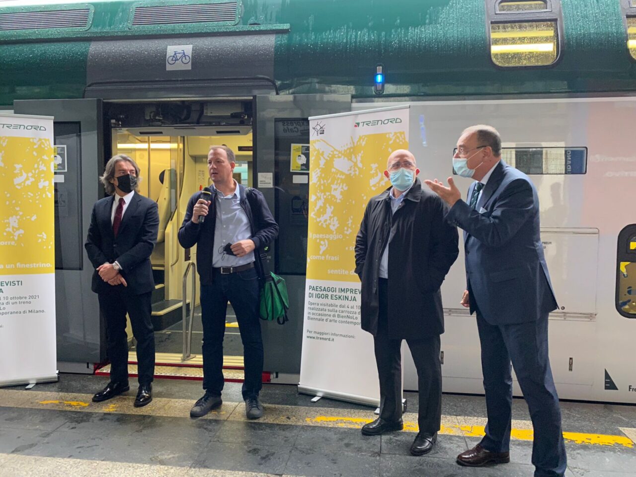 “Paesaggi imprevisti” a bordo: un convoglio Trenord diventa un’opera d’arte