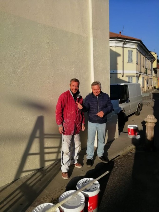 Dopo i vandalismi, ripuliti i muri della chiesa di San Cosma