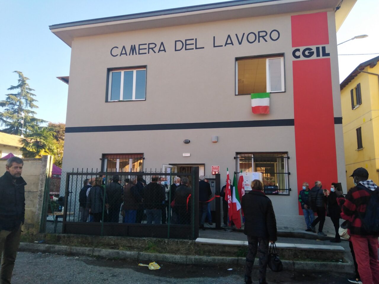 Cgil, dopo l’attacco alla sede di Roma inaugurata quella rinnovata a Tradate
