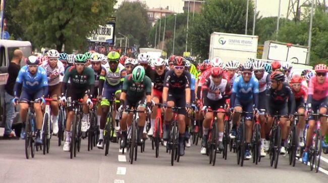I corridori a Busto Arsizio durante la centesima edizione della Tre Valli varesine