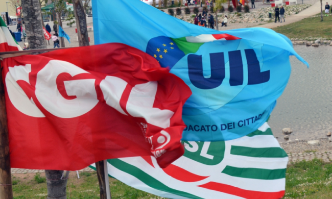 Petardo sotto la porta della Uil di Lomazzo