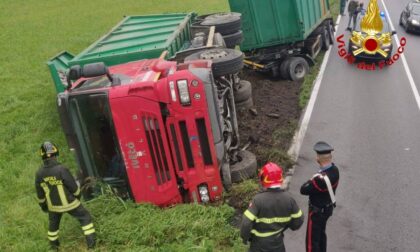 Camion ribaltato a Cassano Valcuvia, conducente con lievi ferite