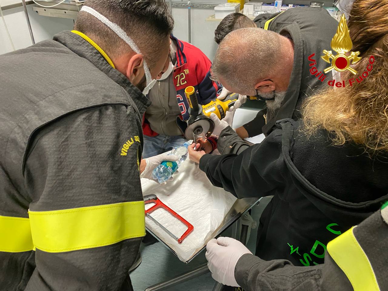 L’anello incastrato al dito: in corsia arrivano i Vigili del Fuoco… con la smerigliatrice