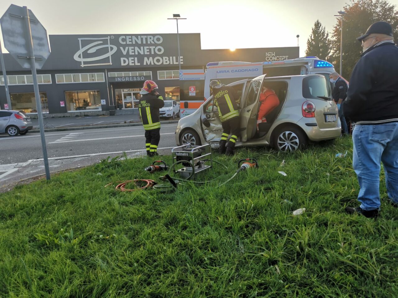 Schianto in Varesina a Mozzate, 75enne intrappolata nell’auto