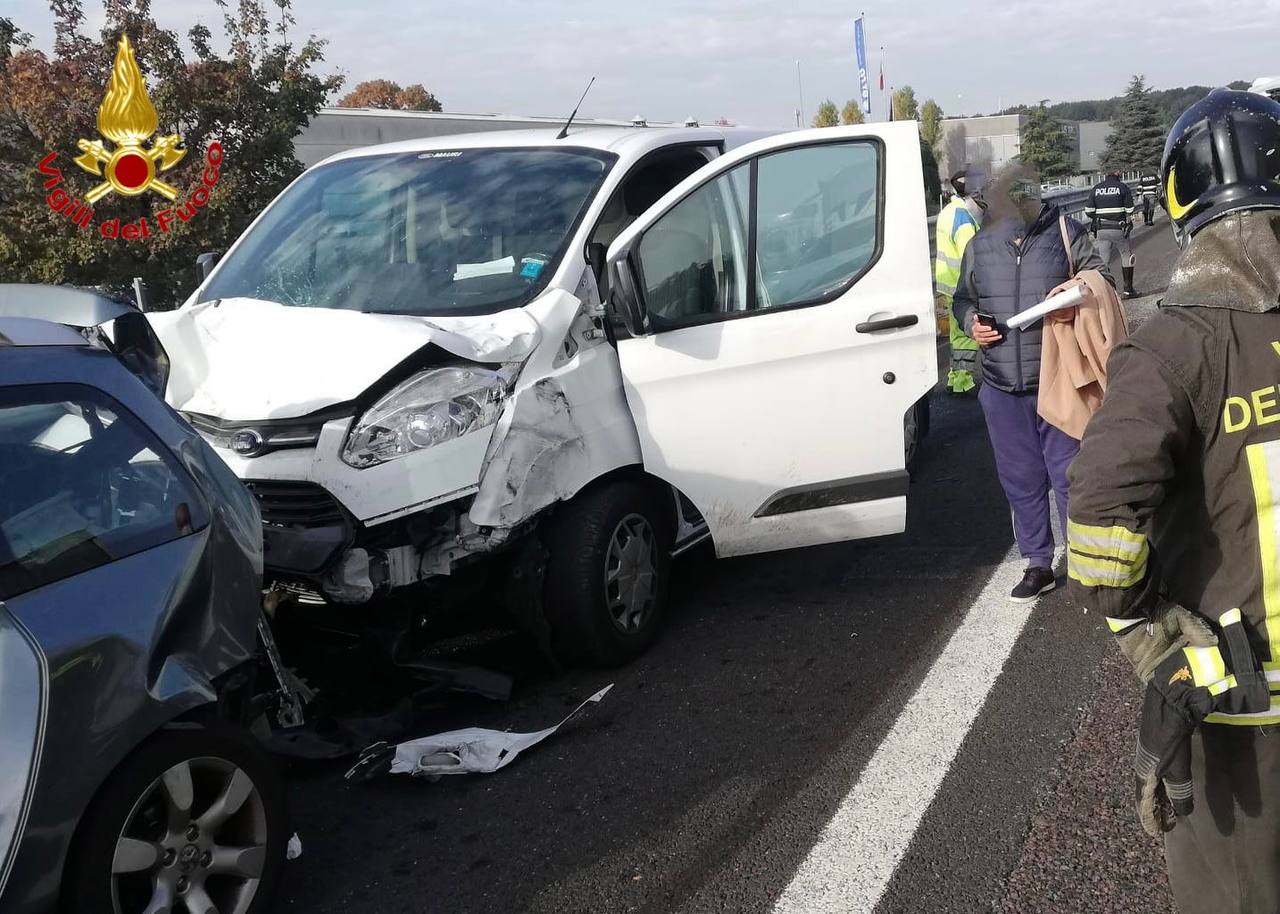 Scontro in A8, persona incastrata fra le lamiere