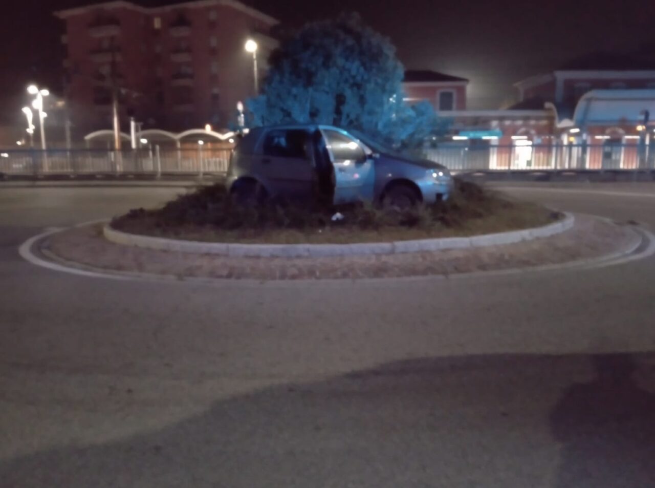 Perde il controllo e “plana” sulla rotonda