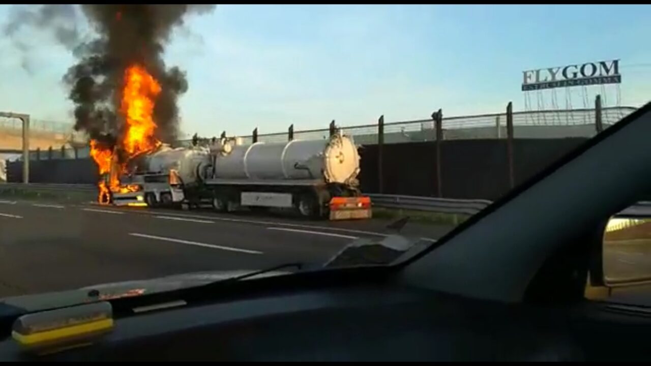 Il video dell’autocisterna a fuoco sull’Autostrada A4