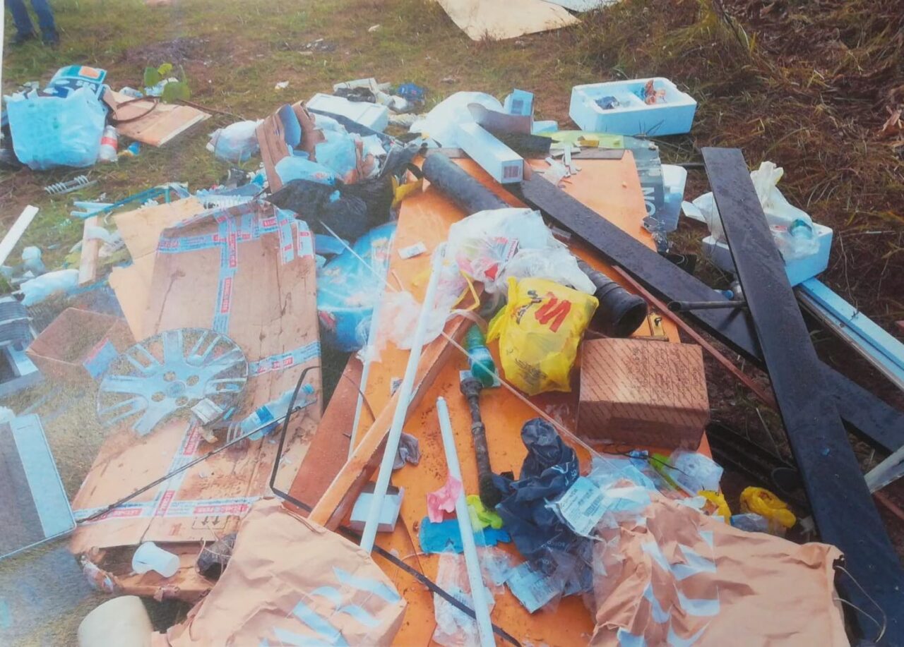 Scarica  una montagna di rifiuti nei campi, denunciata un’azienda del Milanese