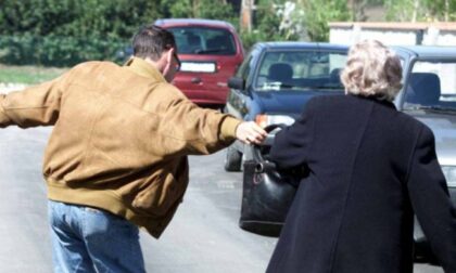 Scippo dall'auto, anziana trascinata e derubata: presa la coppia di ladri