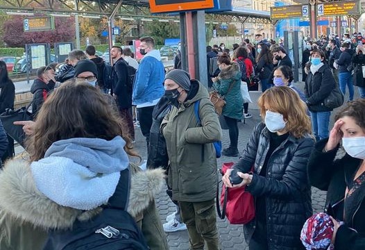 Troppi passeggeri, il treno non parte e fa scendere tutti. Gadda: “Surreale e assurdo”