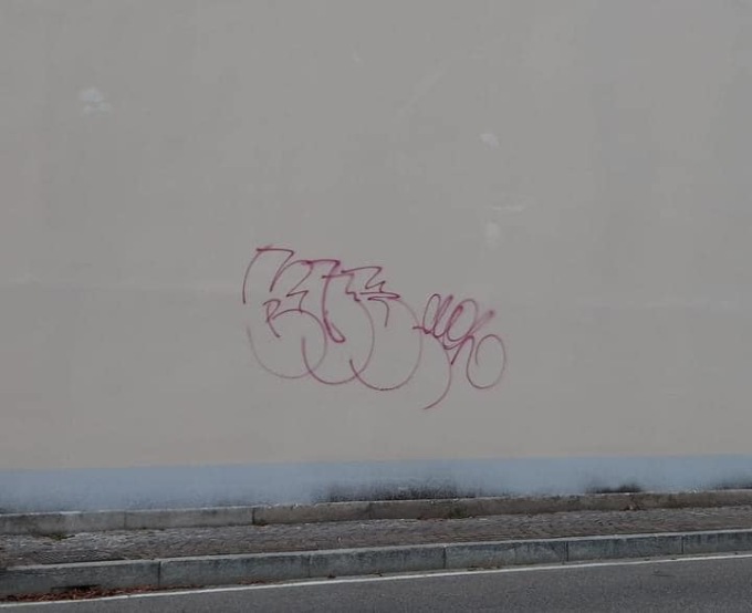 Vandali ancora in azione sui muri della chiesa Uboldo