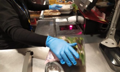 Pistola giocattolo e tentata rapina: la cassiera lo mette in fuga