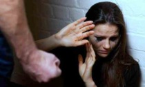 Tre anni di umiliazioni e violenze: arrestato marito violento a Gallarate