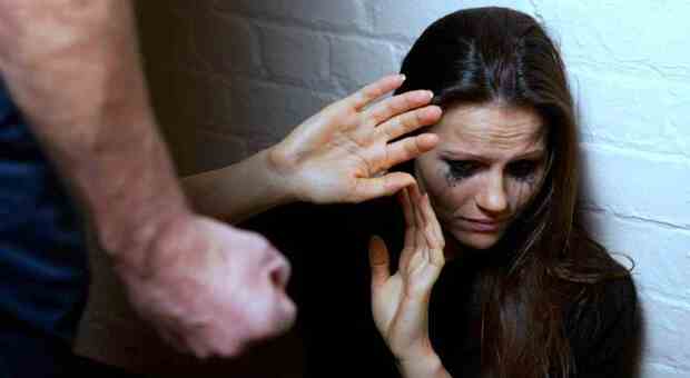 Picchiava e violentava le fidanzate: ventenne agli arresti domiciliari