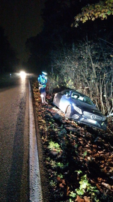 Due auto fuori strada nei boschi, interviene la Polizia locale