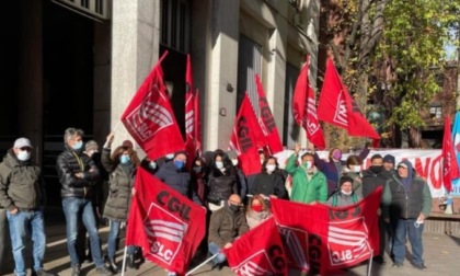 Tim, lavoratori e sindacati in presidio a Milano: "Lo Stato intervenga, a rischio migliaia di posti di lavoro"