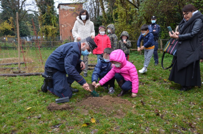 I Carabinieri dell’Unità forestale piantano “un albero albero per il futuro” per seminare la cultura della legalità