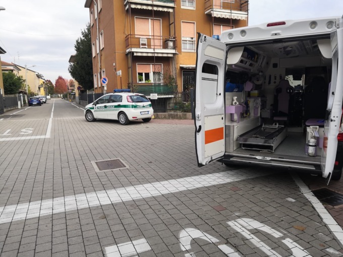 Cade mentre taglia la siepe, elisoccorso a Ceriano