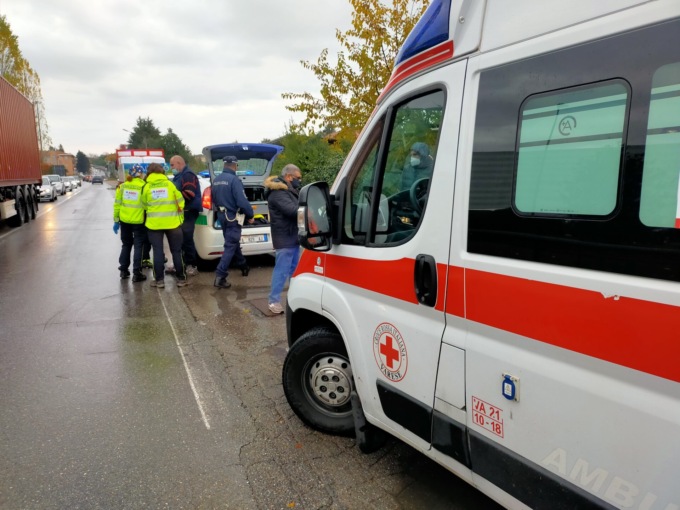 Camion contro auto alla rotonda dell’Esselunga ferita una donna