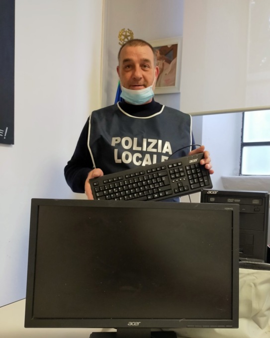 Gli agenti recuperano nei boschi un pc rubato a scuola