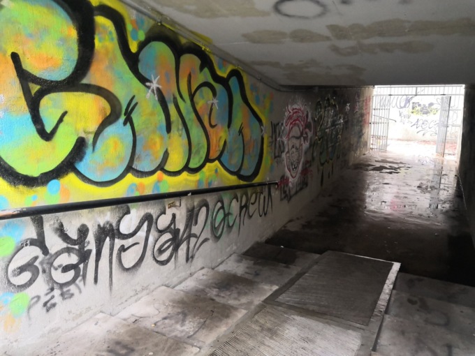L’Halloween degli anarchici: finita la festa, rimangono i graffiti