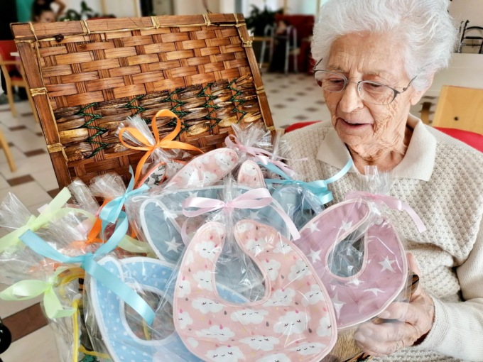 I bavaglini realizzati dagli ospiti del Villaggio Amico arrivano ai bambini dell’ospedale di Rho