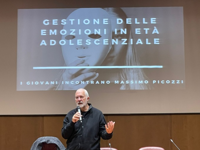 Massimo Picozzi parla ai giovani: l’unica emozione negativa è il disprezzo