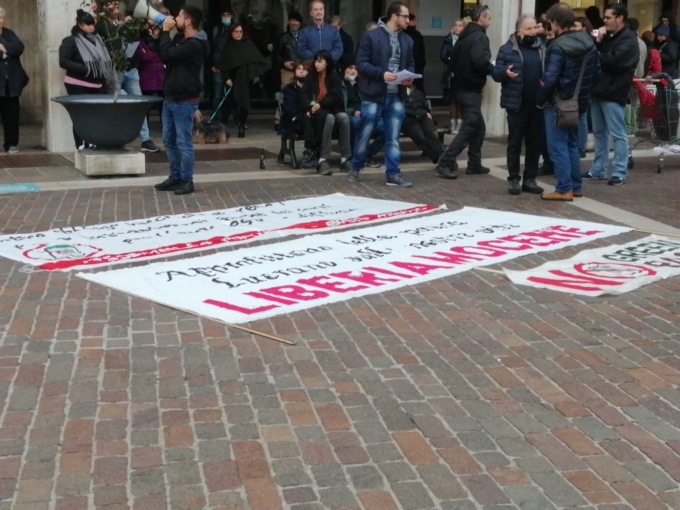 In piazza Libertà a Saronno in corso la manifestazione No Green Pass