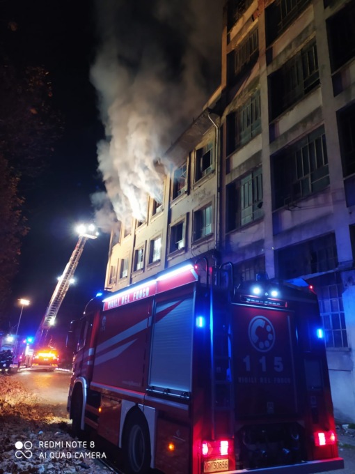Incendio nella notte in uno dei capannoni dell’ex Cantoni