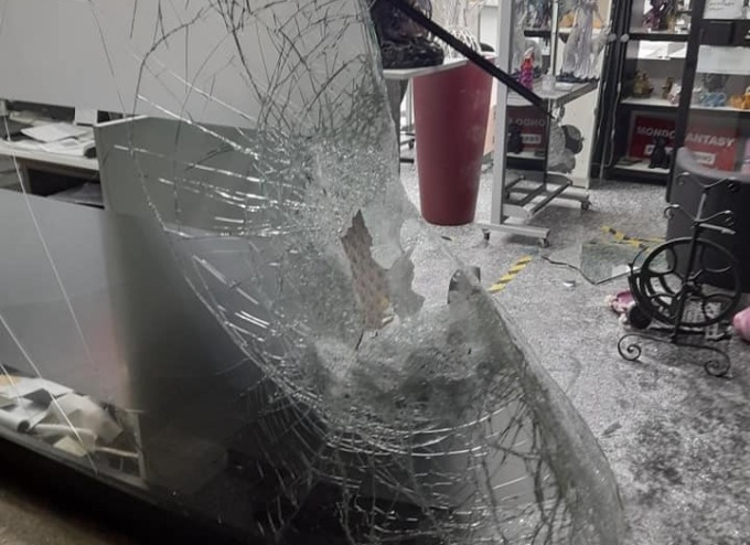 Doppia spaccata a Saronno: tanti danni, scarso bottino
