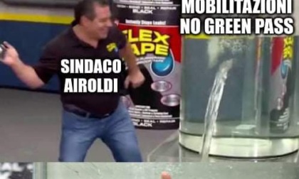 Corteo No Green Pass, sindaco contrario? La risposta via meme del Collettivo Adespota