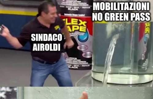 Corteo No Green Pass, sindaco contrario? La risposta via meme del Collettivo Adespota
