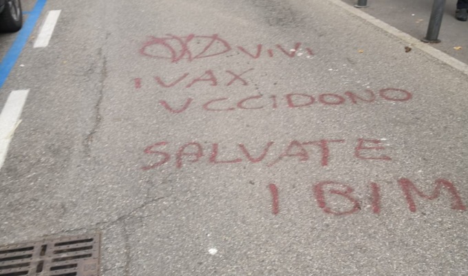 Graffiti No Vax a Saronno: colpite strade e scuola