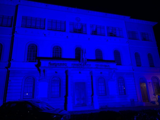 Il municipio si illumina di blu per la giornata mondiale del diabete
