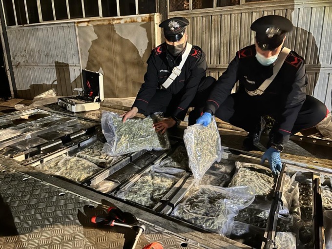 Oltre 220 chili di droga nascosti in un carrello rimorchio, 43enne arrestato
