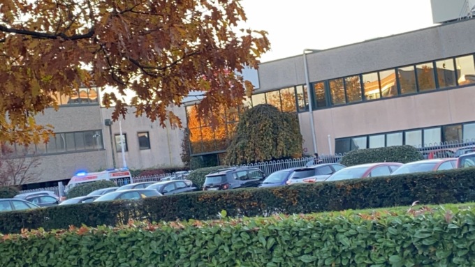 Precipita da tre metri mentre sta lavorando a un macchinario, grave 43enne