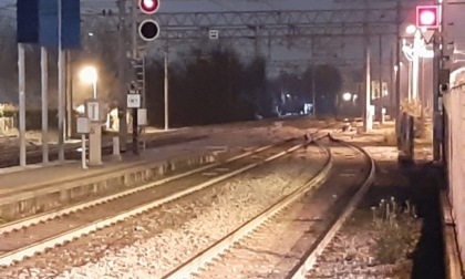 Cadavere vicino alla stazione, esclusa l'ipotesi del suicidio