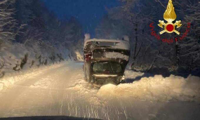 Neve e disagi nel Comasco, tra piante cadute e auto ribaltate