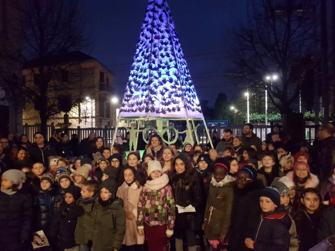 «Il futuro è nelle nostre ali», l’albero del riuso di Abbiate «salva» le api
