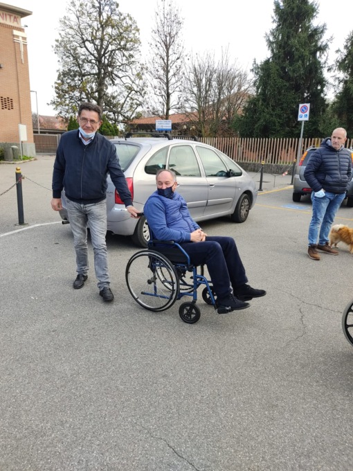 Amministratori in carrozzina a fare  la gimkana tra le barriere architettoniche