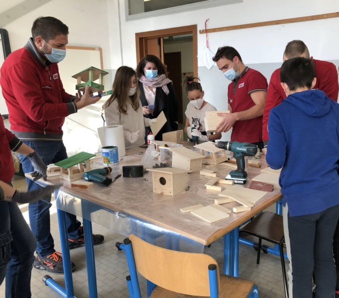 A scuola si costruiscono nidi e mangiatoie per uccellini