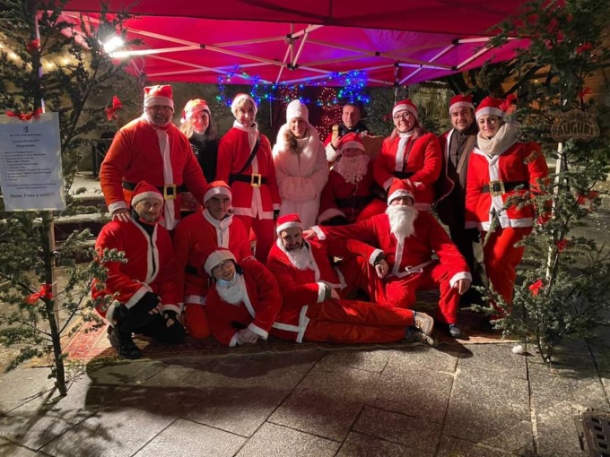 Babbi Natale e fiaccolata per il centro a Castiglione Olona