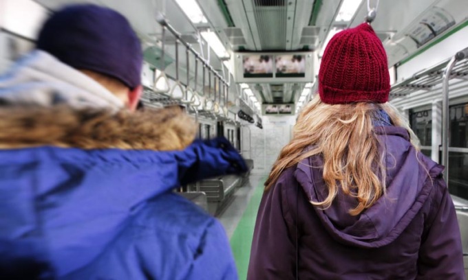Sale sul treno e palpeggia una sedicenne: denunciato un 30enne senza fissa dimora