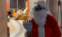 Natale in Pediatria a Varese, le foto dell'arrivo di Babbo Natale