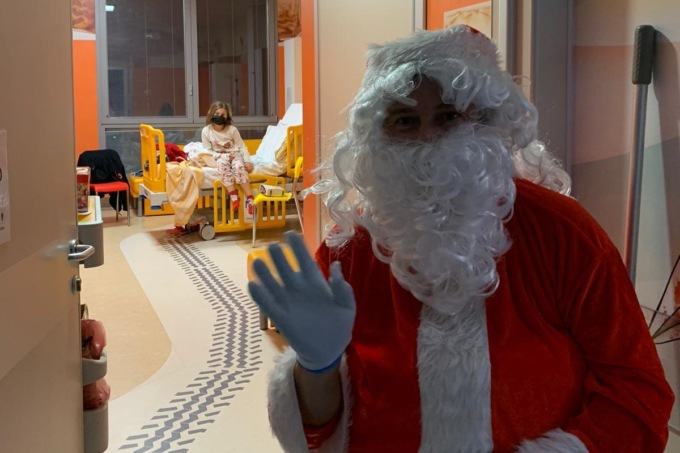 Natale in Pediatria a Varese, le foto dell’arrivo di Babbo Natale