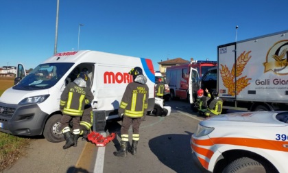 Violento scontro tra due camion all'incrocio "maledetto"