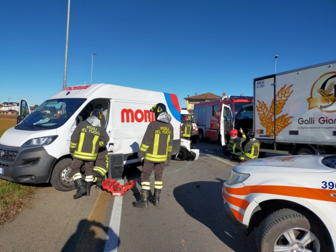 Violento scontro tra due camion all’incrocio “maledetto”