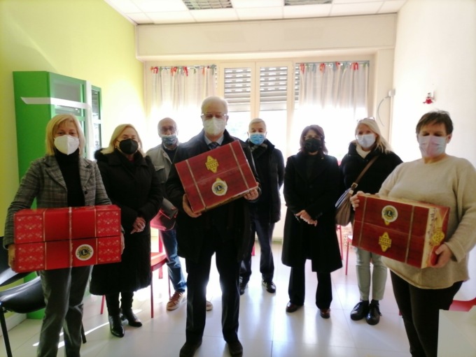 Consegnati i pacchi alimentari donati dal Lions Castellanza-Malpensa